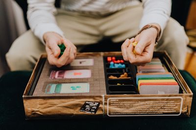 桌遊對局中的手部特寫